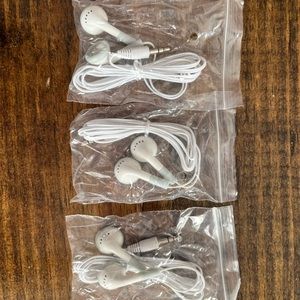 3 pack Headphones. Audio port 3.5mm headphone.